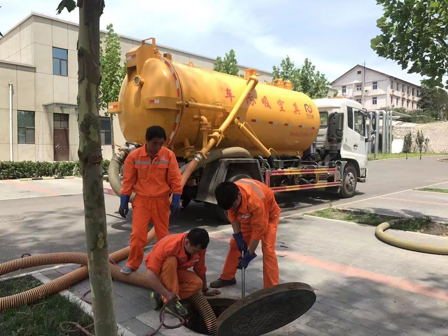 建瓯管道疏通车停在窨井附近