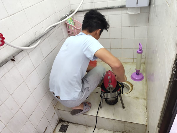 建瓯管道堵塞冒臭气 专业师傅现场解决问题